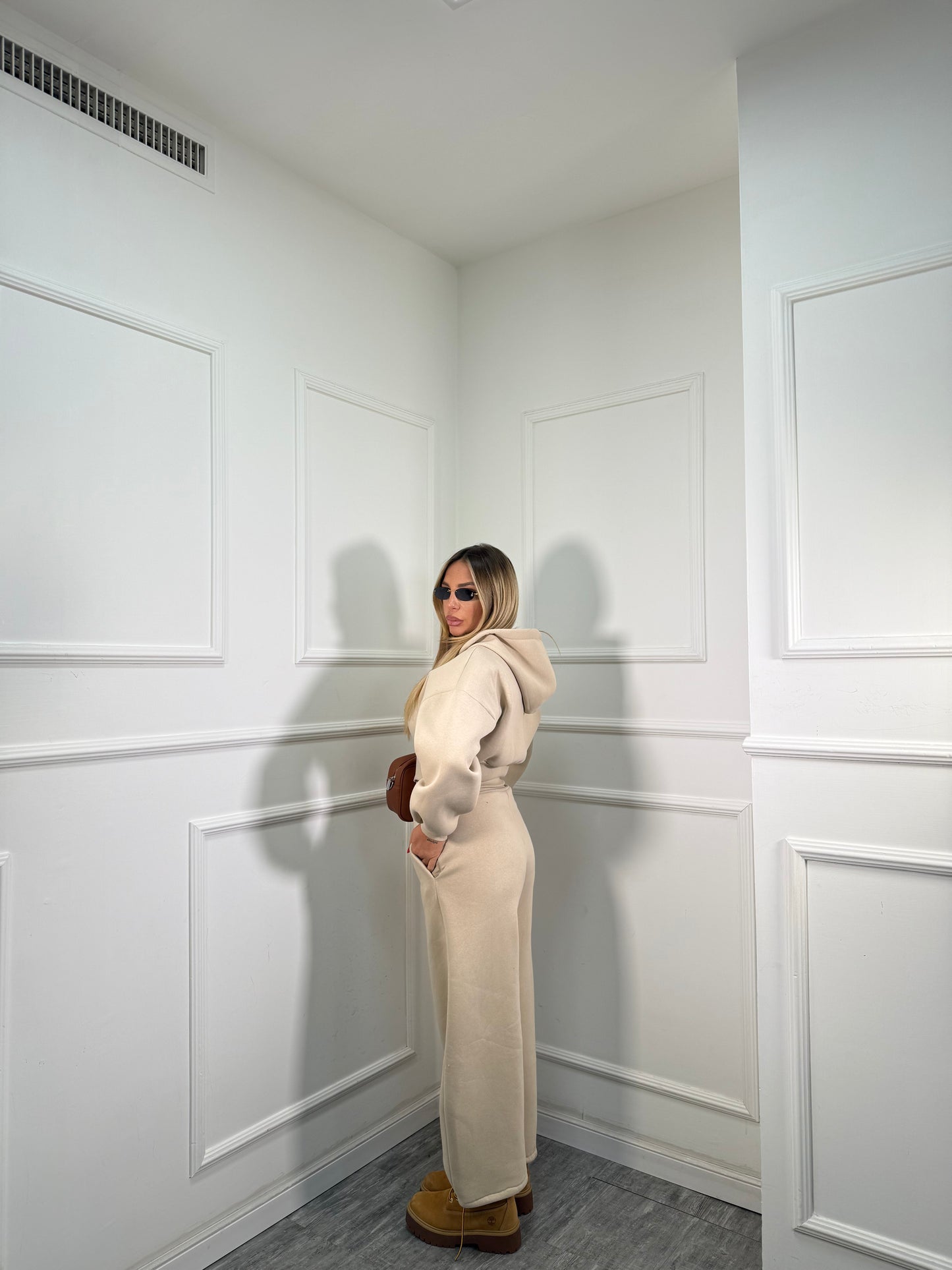 Coordinato in tuta con felpa crop Jeremy beige 97065