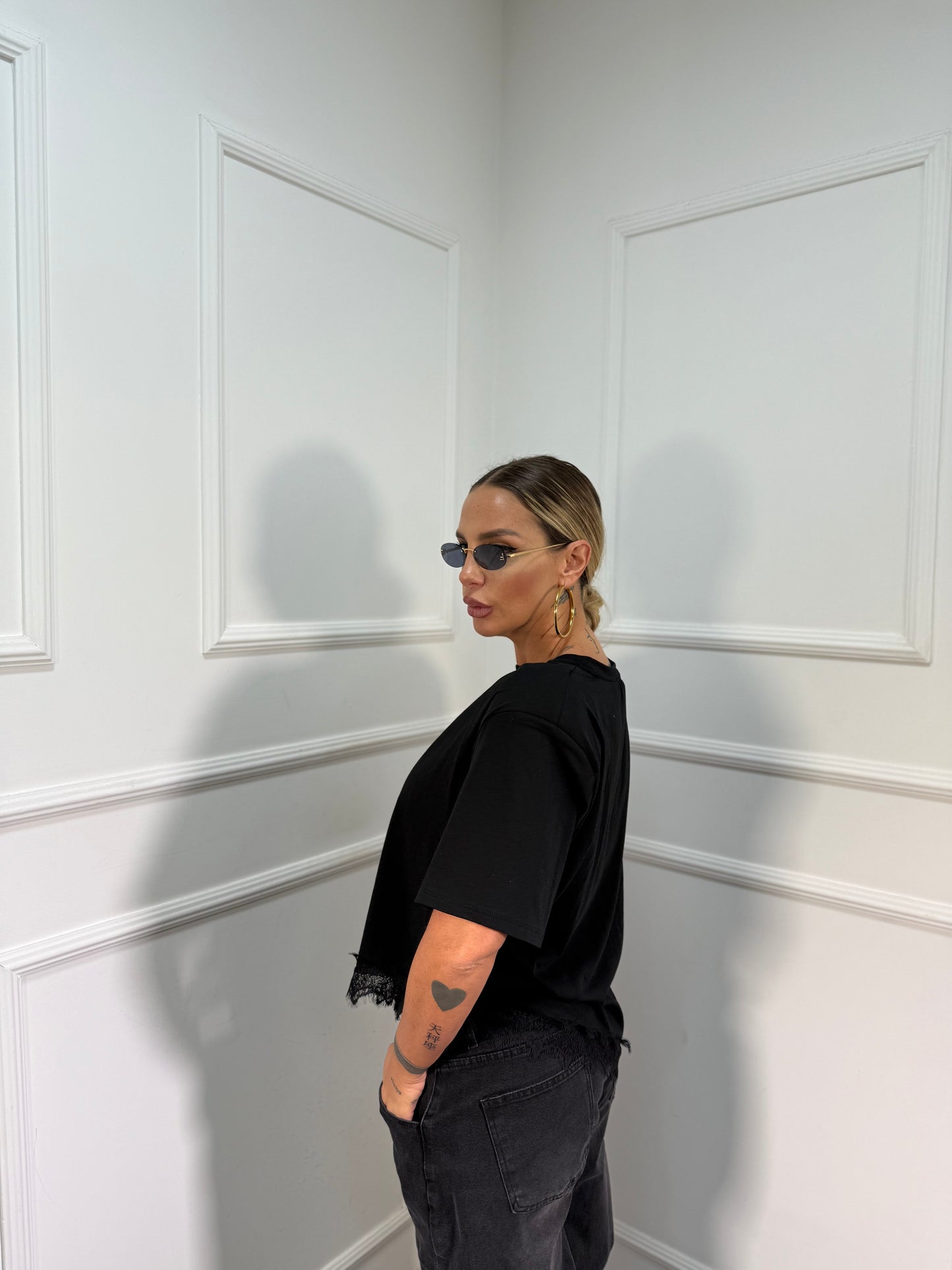 T-shirt asimmetrica con spalline in pizzo nera m30378