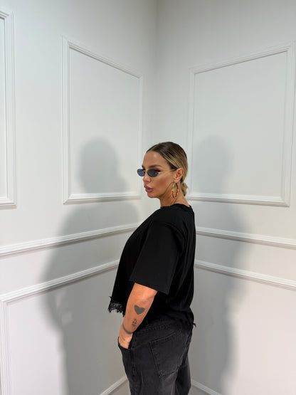 T-shirt asimmetrica con spalline in pizzo nera m30378