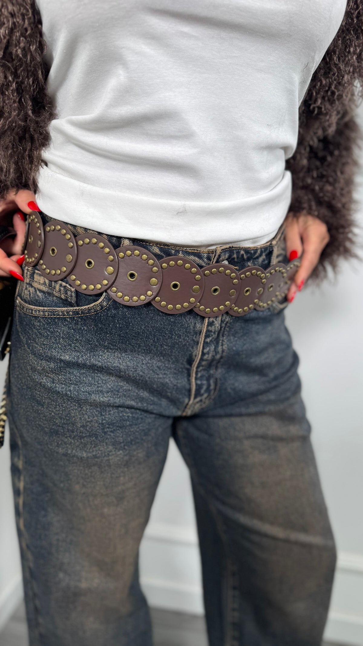 Cintura ecopelle con borchie marrone