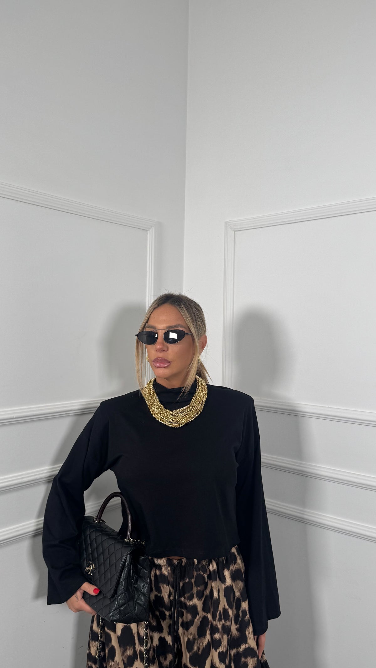 Shirt crop con spalline nera 092