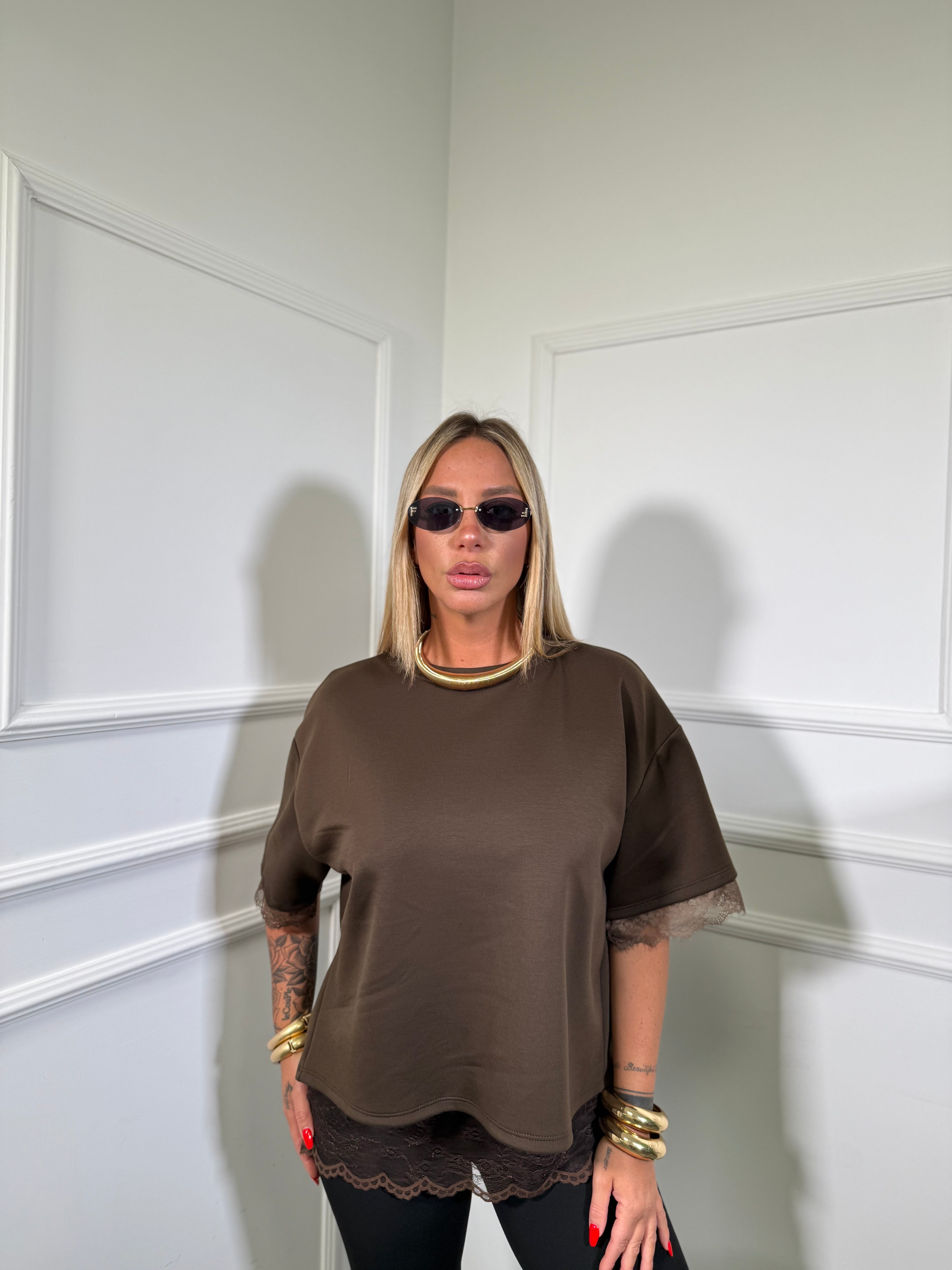 T-shirt con dettagli in pizzo marrone 61116