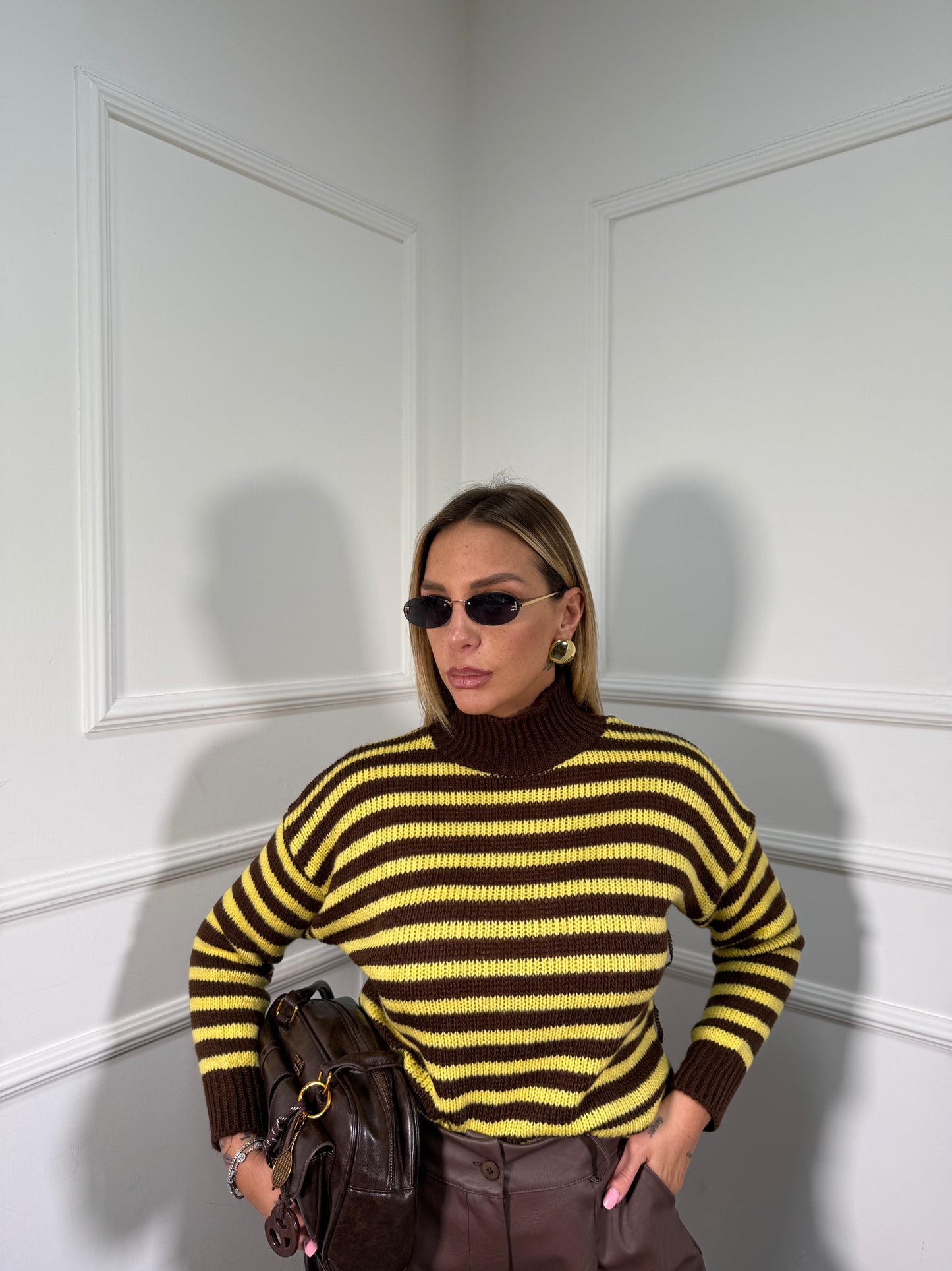 Pullover collo alto in maglia a righe giallo/cacao 025842
