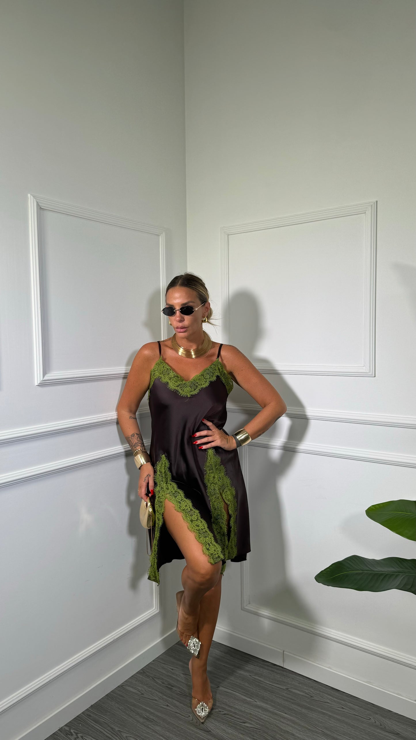 Abito corto in satin con pizzo cioccolato (Curvy) 1587