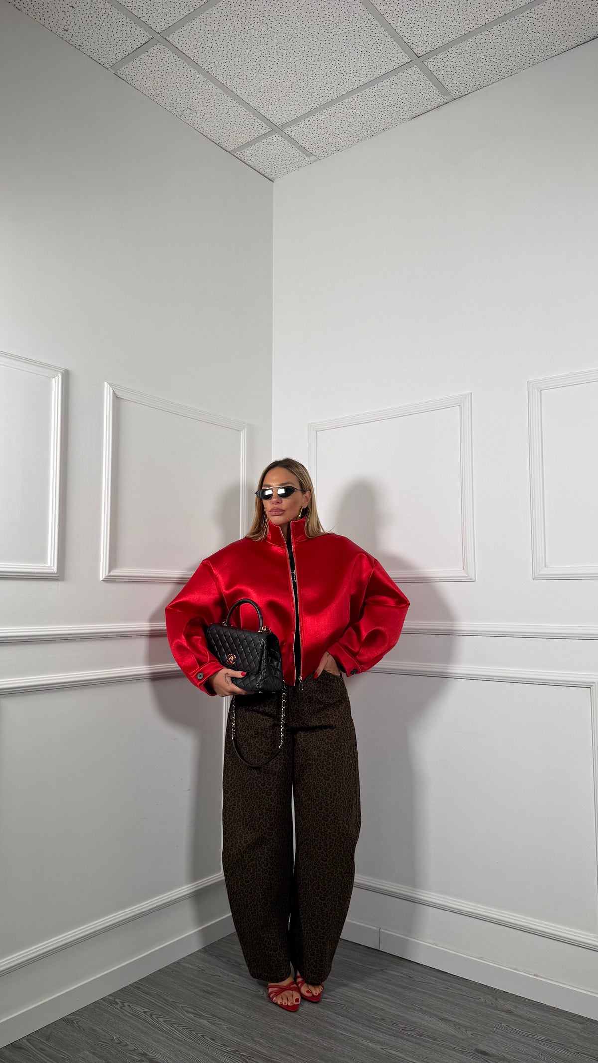 Bomber strutturato in satin Virgin rosso