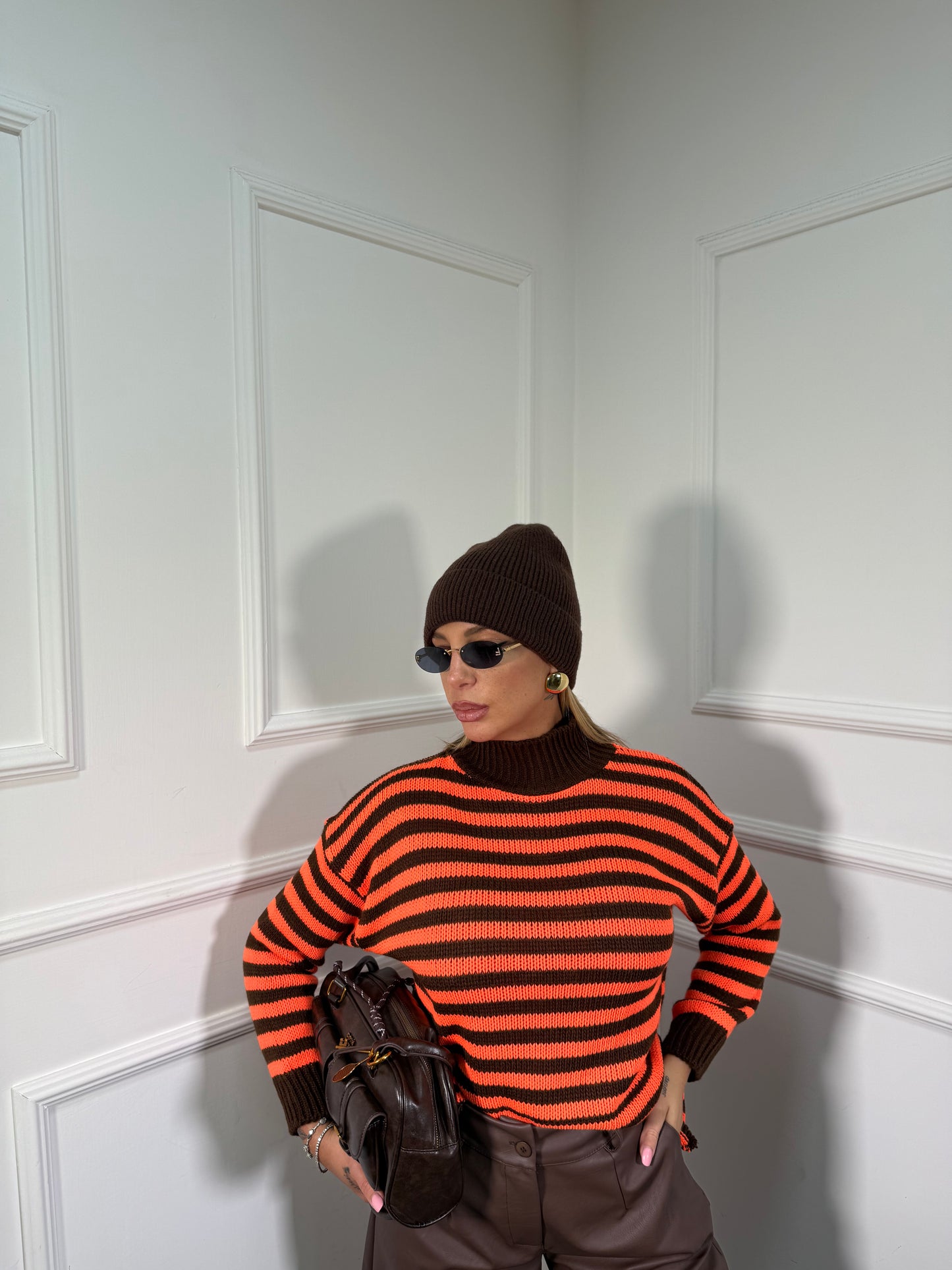Pullover collo alto in maglia a righe arancio/cacao 025842