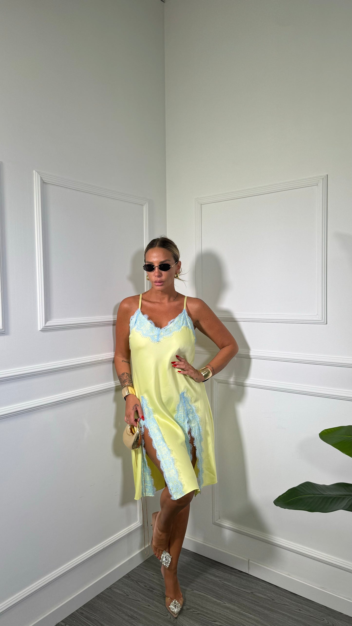 Abito corto in satin con pizzo giallo (Curvy) 1587