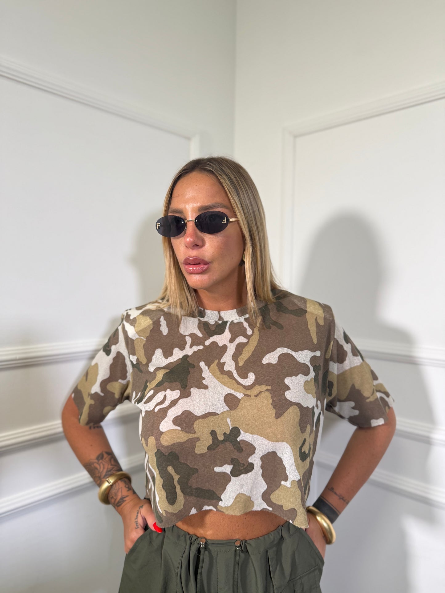T-shirt crop semivelata con spalline militare verde chiaro
