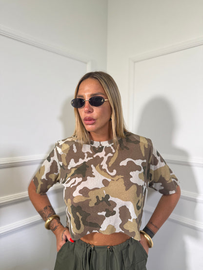 T-shirt crop semivelata con spalline militare verde chiaro