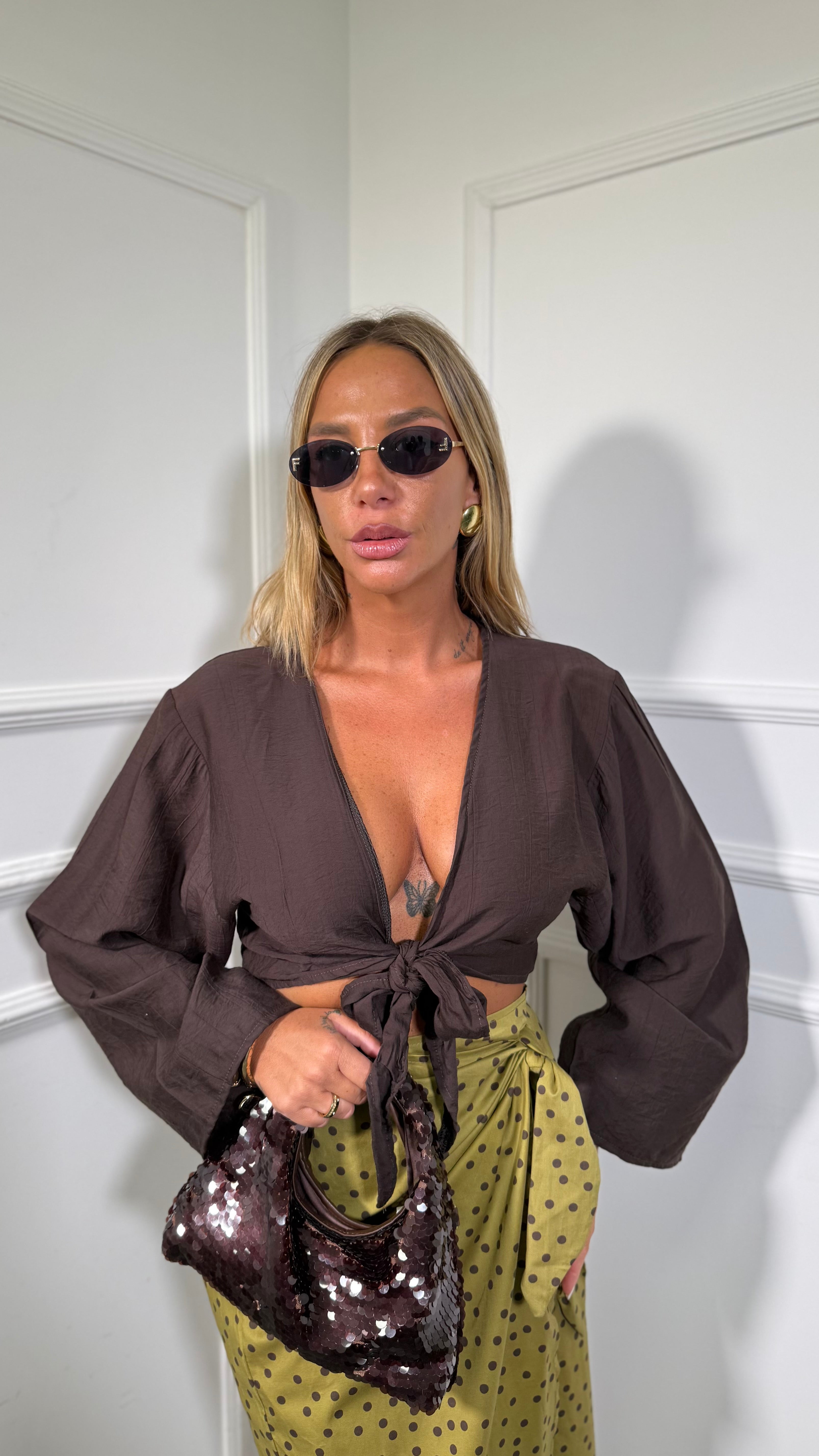 Blusa Crop con fiocco manica campana cioccolato