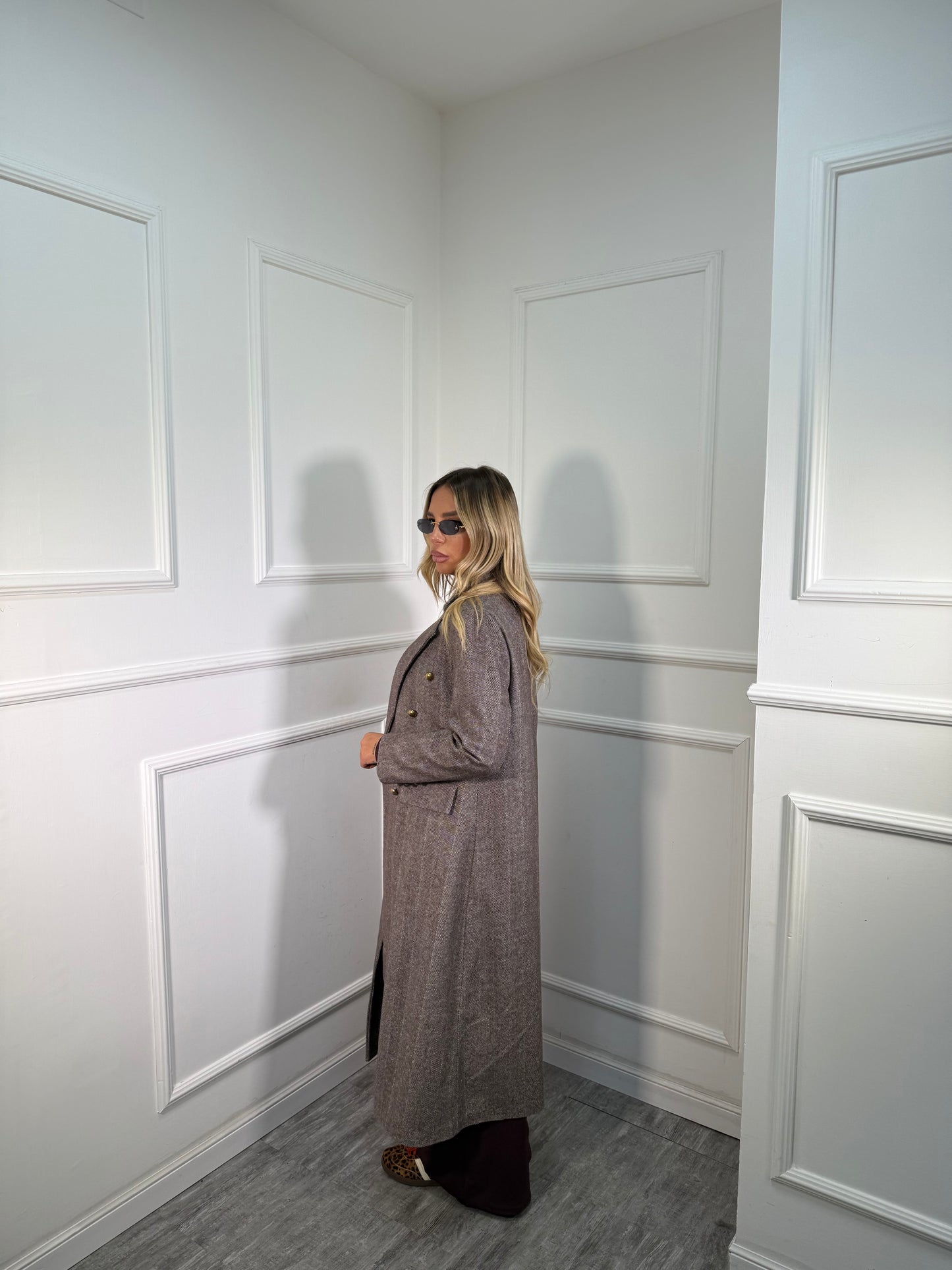 Cappotto spigato doppiopetto con spalline cacao 2898