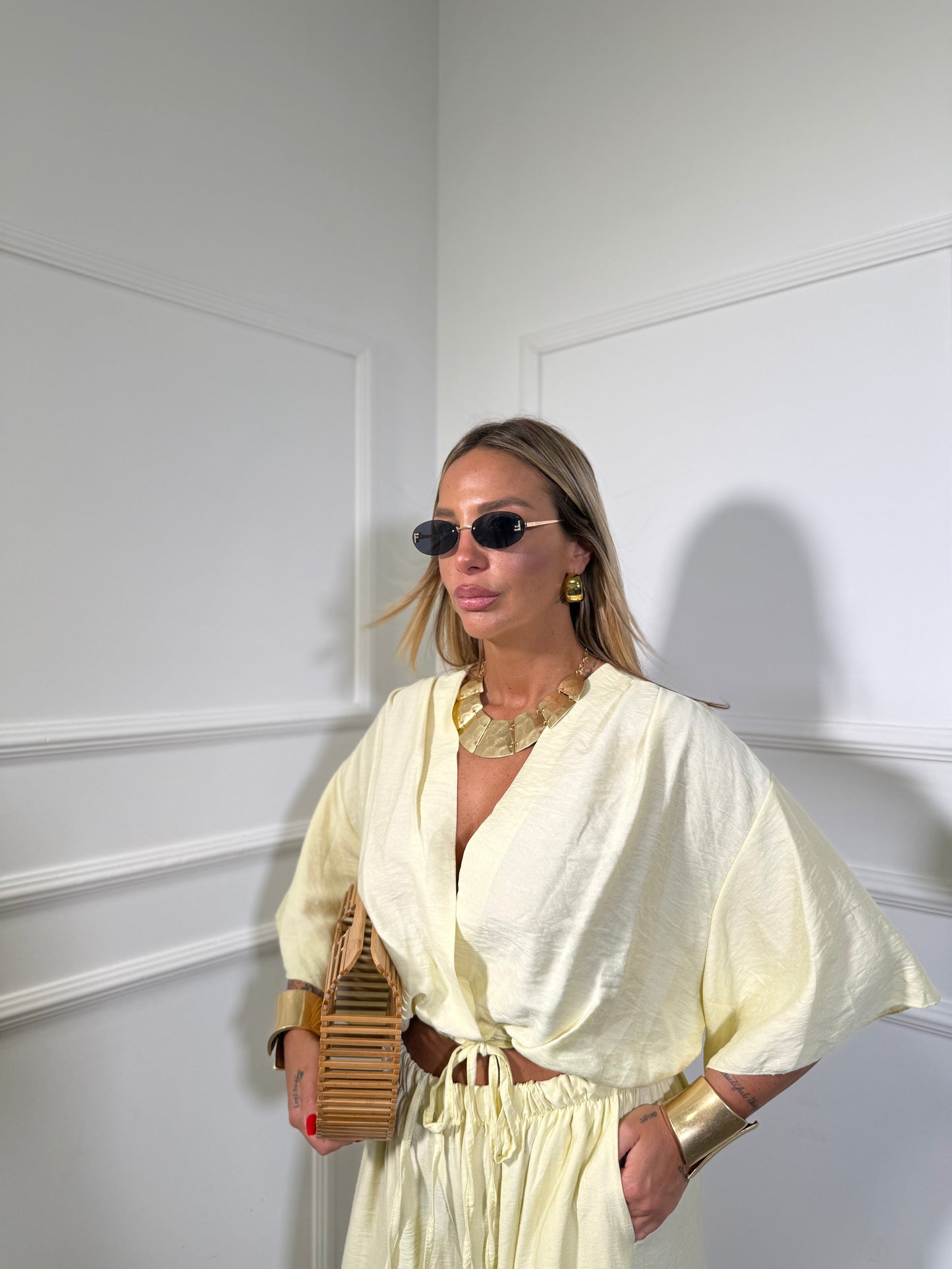 Coordinato con blusa a portafoglio (Curvy) Zamira giallo 335