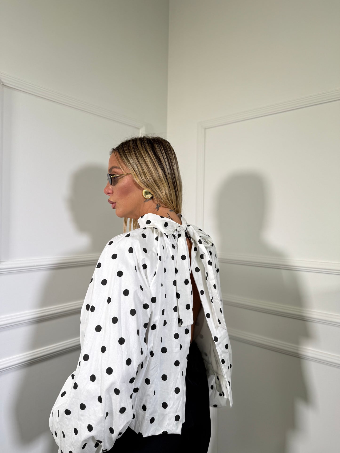 Blusa balloon scollo sul retro a pois bianca 61296