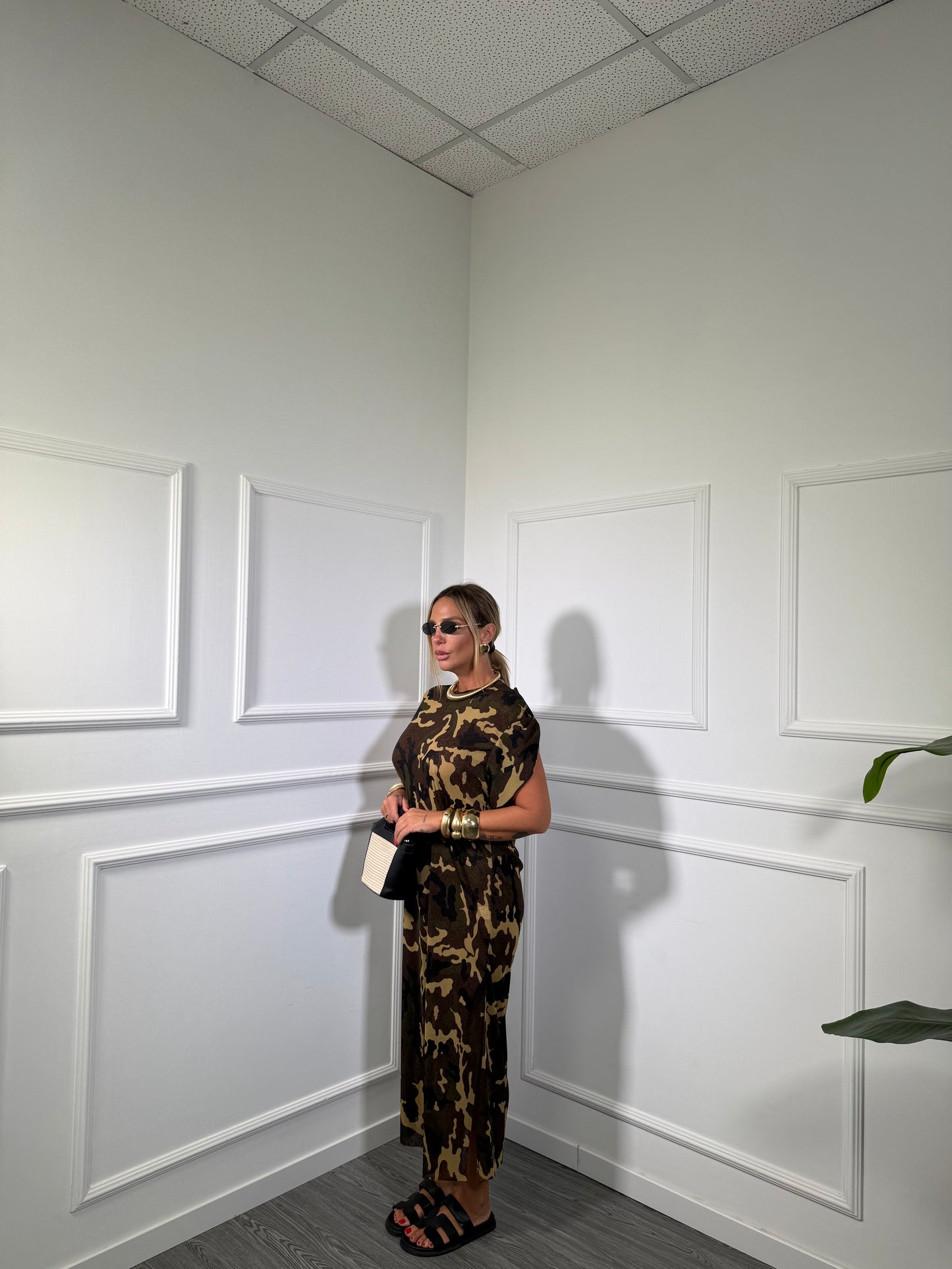 Abito midi semi velato militare (marrone)