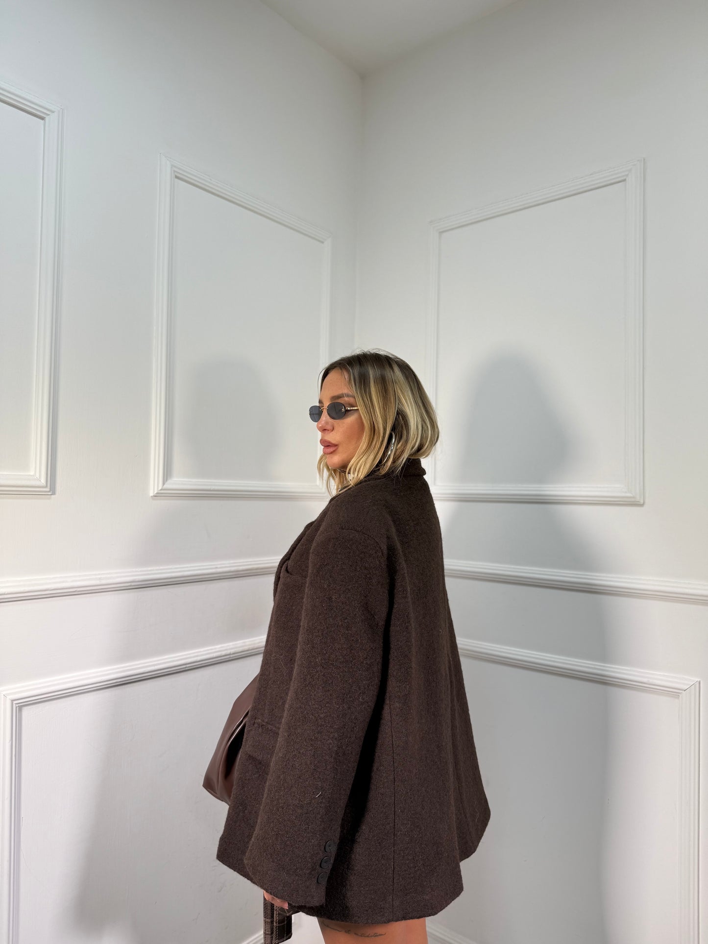 Blazer oversize con spalline in lana cotta cioccolato by justwest