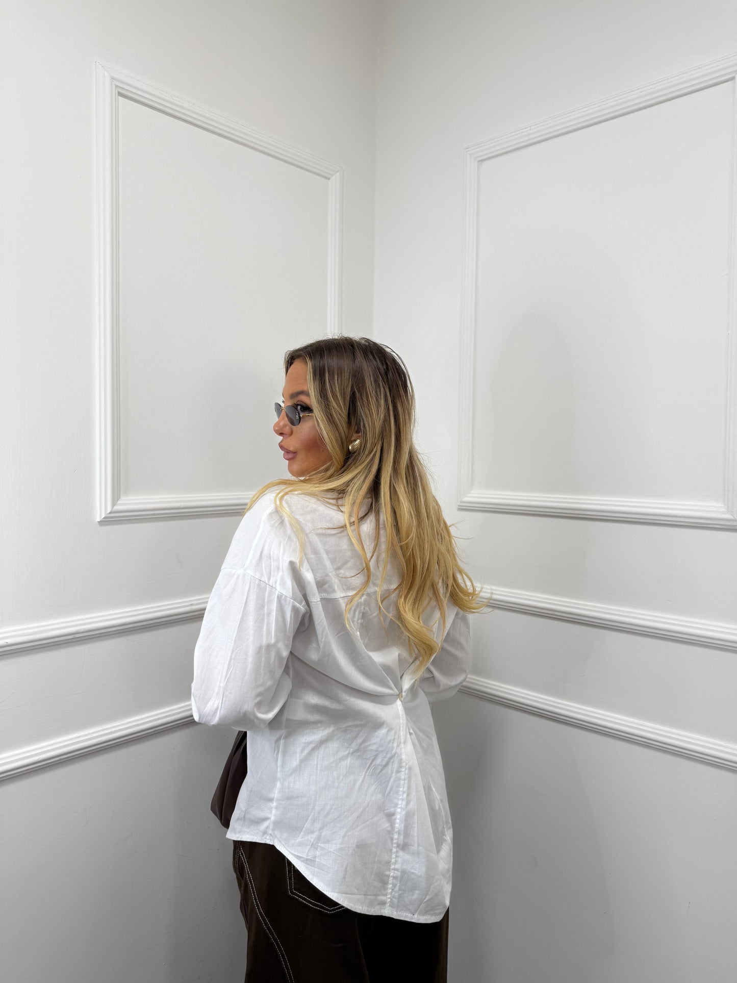 Camicia avvitata con bottoncino sul retro Friday bianca