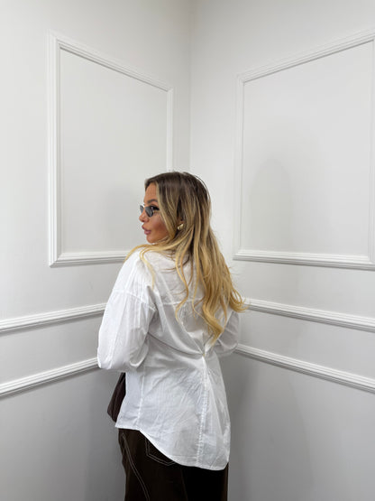 Camicia avvitata con bottoncino sul retro Friday bianca