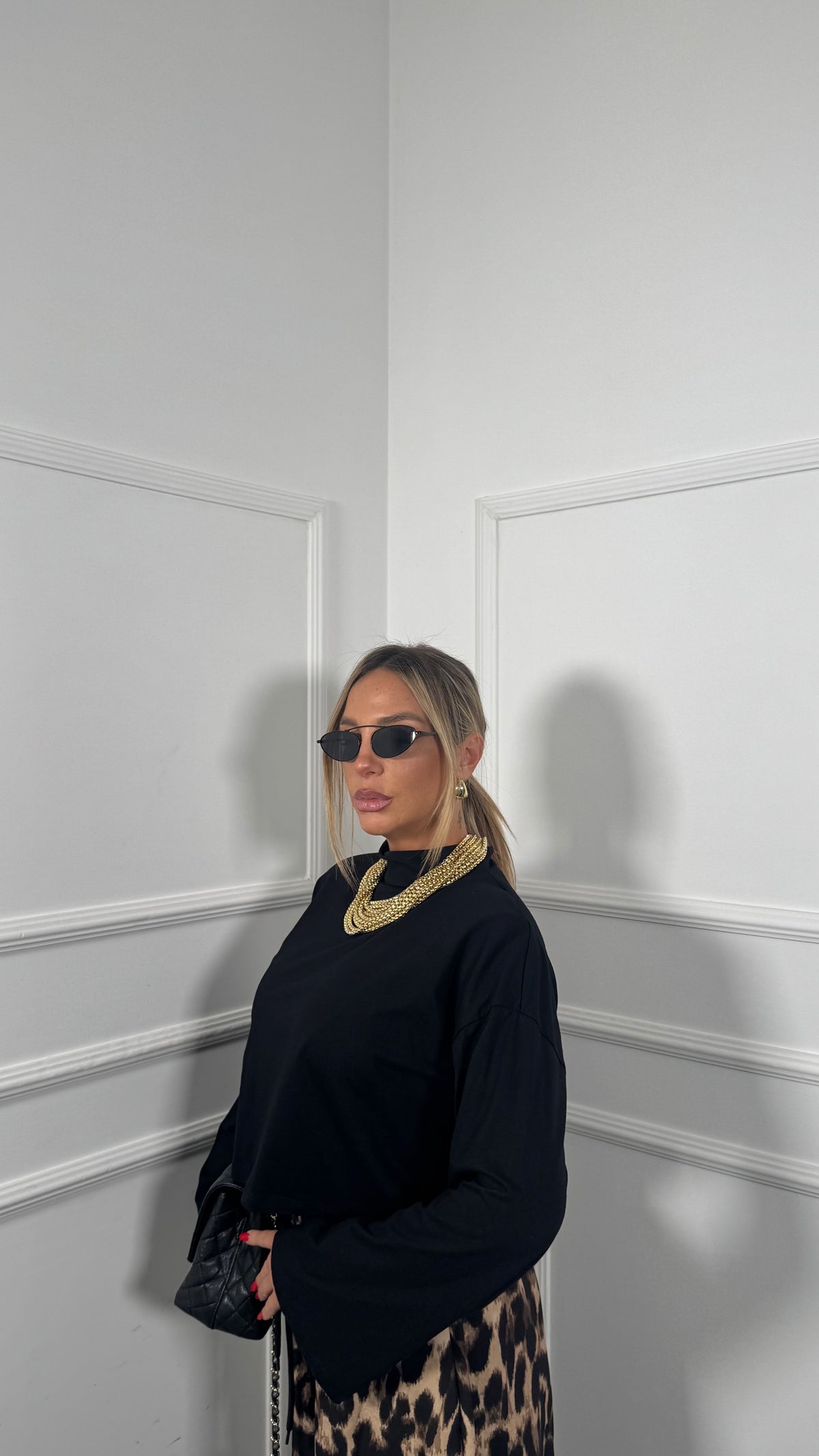 Shirt crop con spalline nera 092