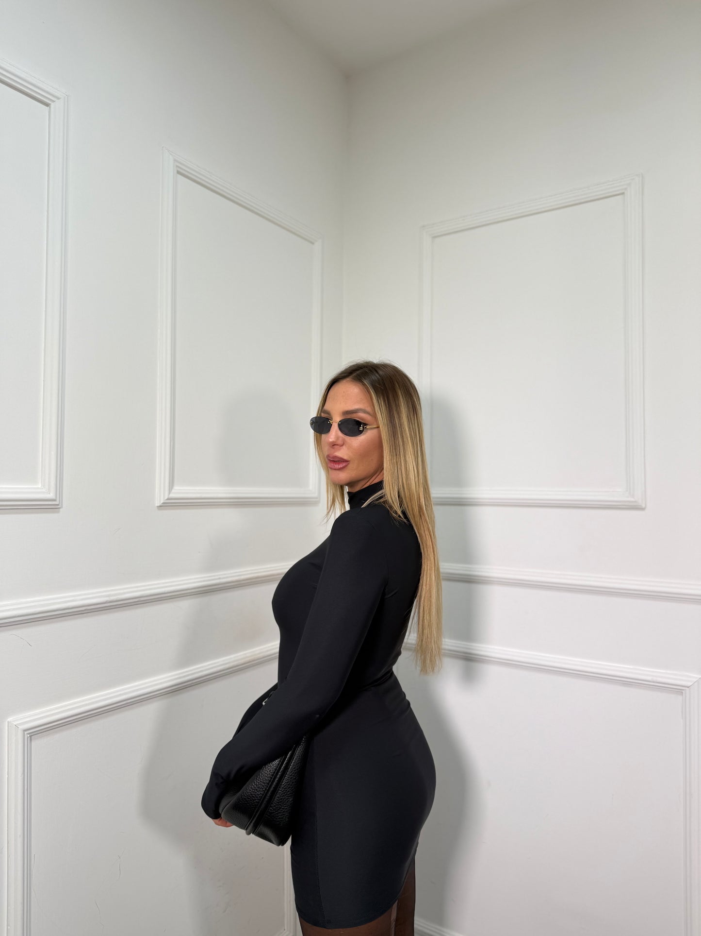 Abito in lycra con manica a guanto nero 16577