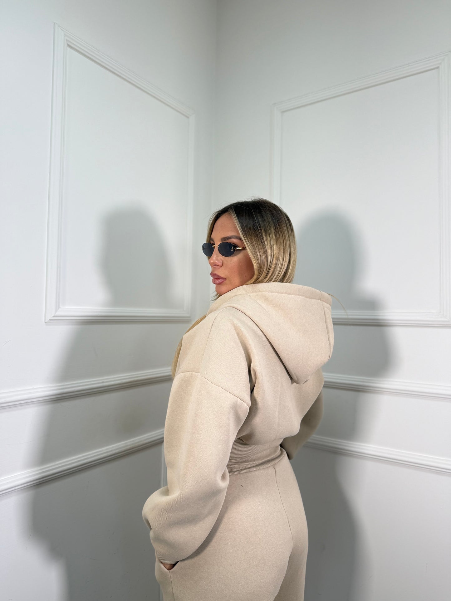 Coordinato in tuta con felpa crop Jeremy beige 97065
