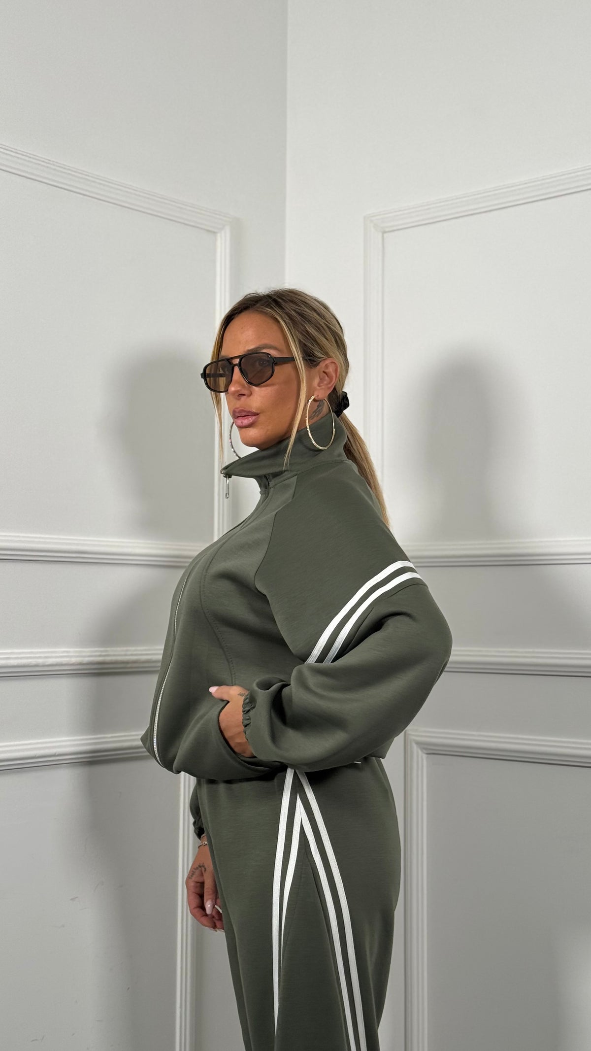 Coordinato tuta bande laterali Liam verde militare m8559