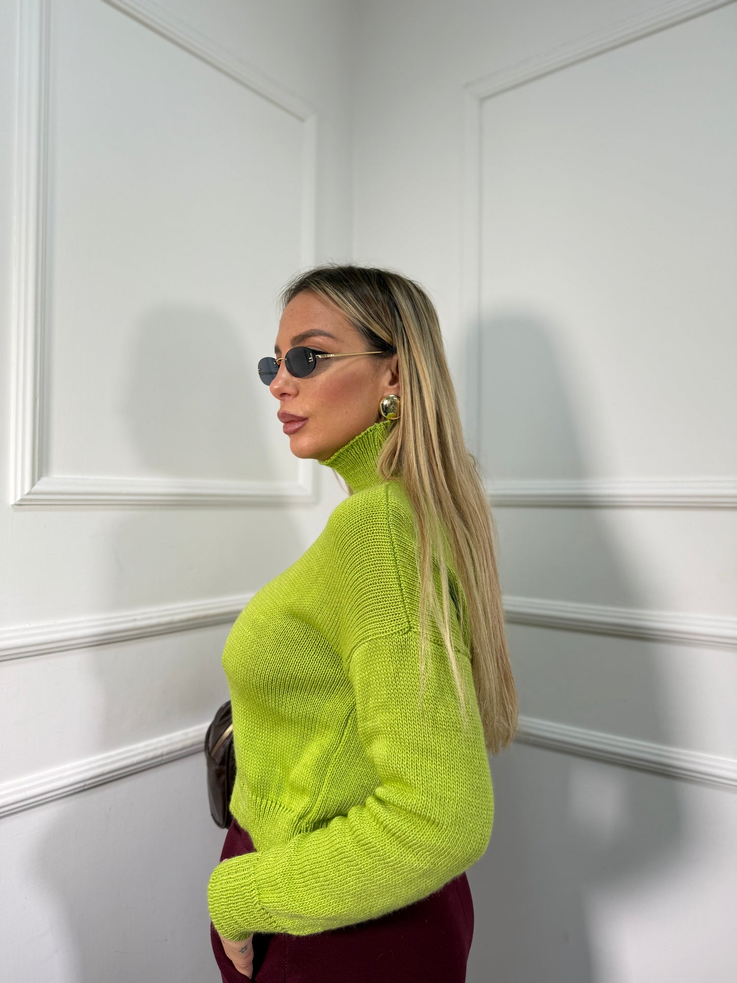 Pullover crop collo alto in maglia verde acido 022469