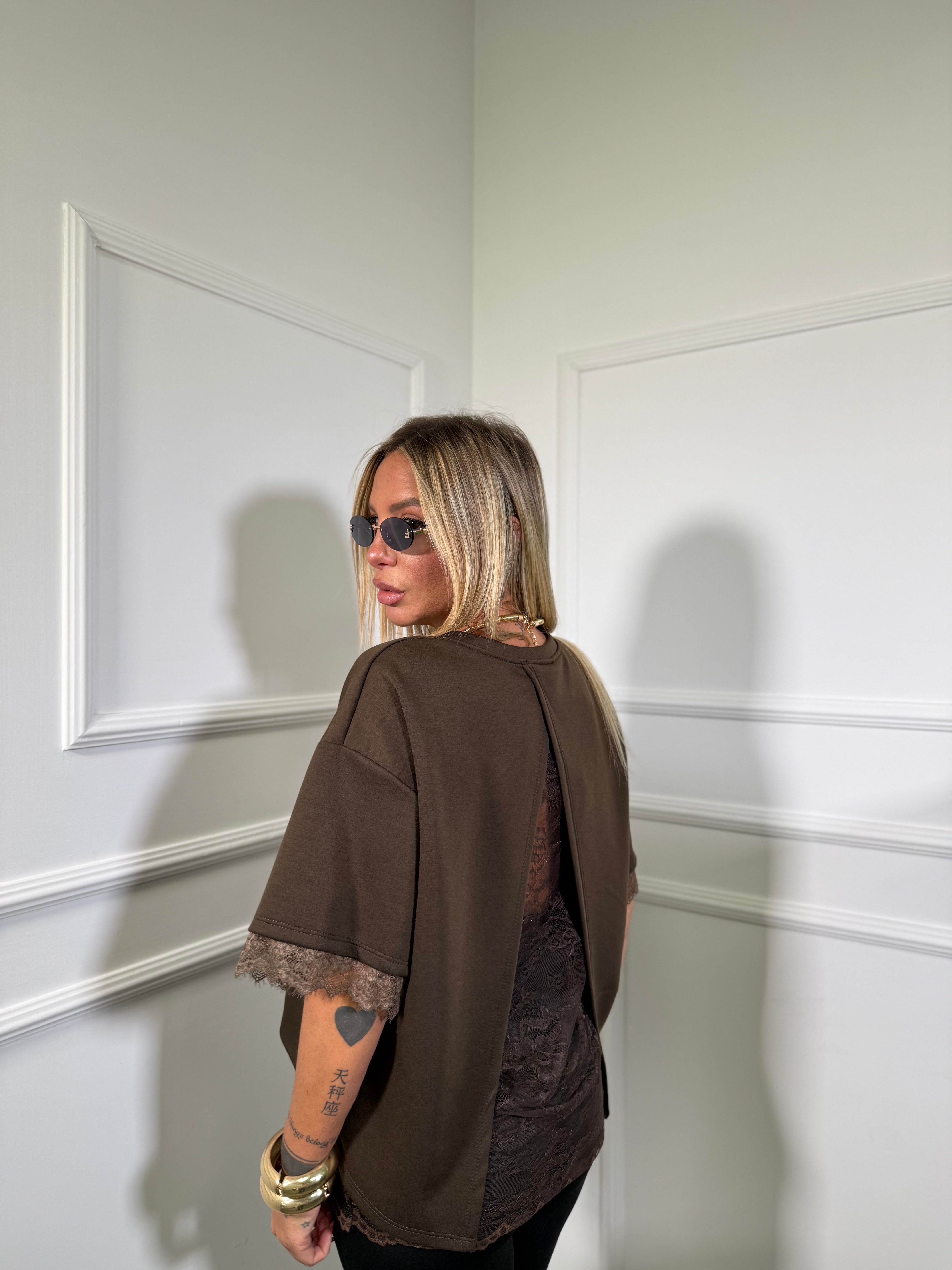 T-shirt con dettagli in pizzo marrone 61116