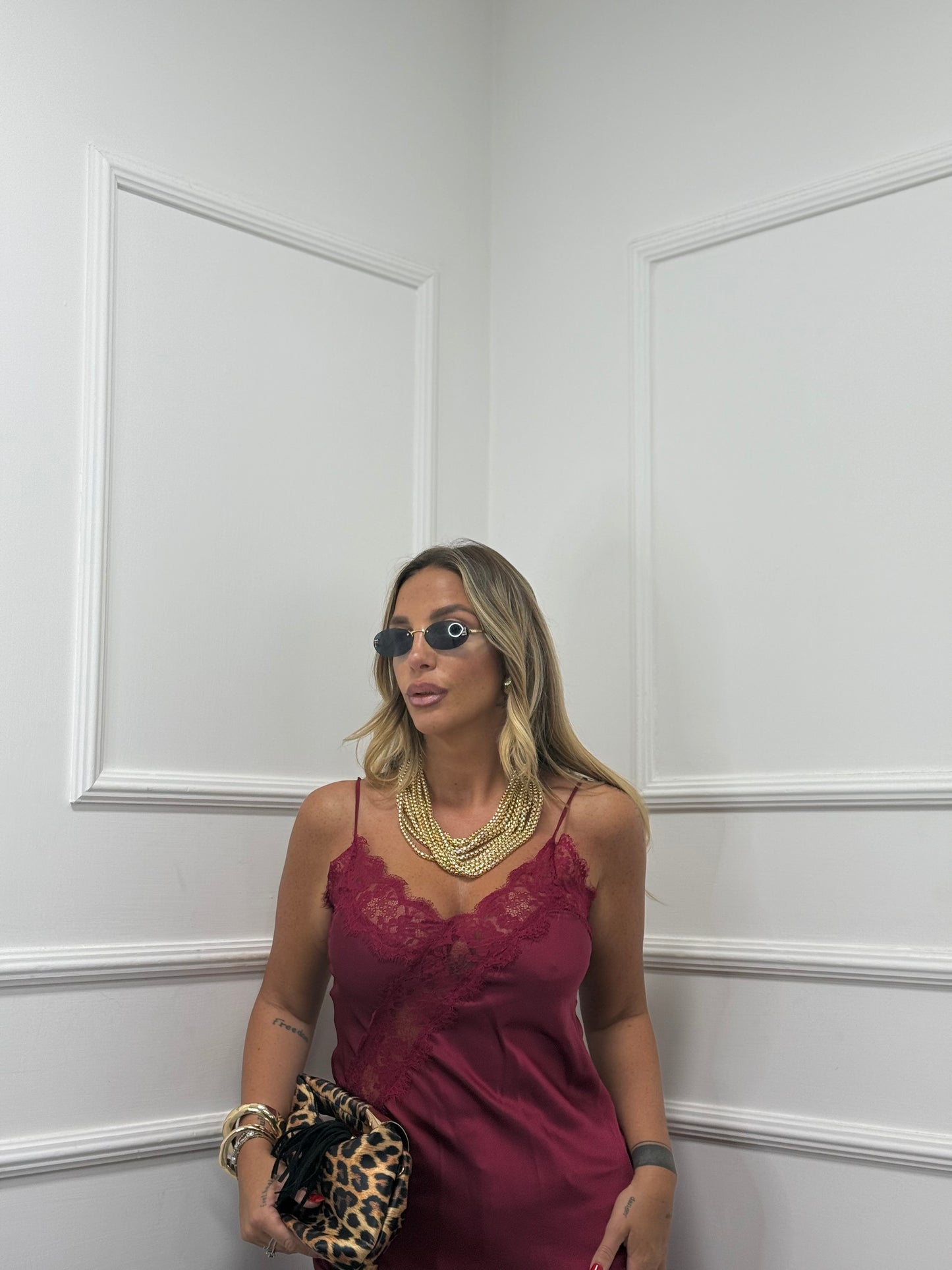 Abito/Top asimmetrico in raso e pizzo bordeaux