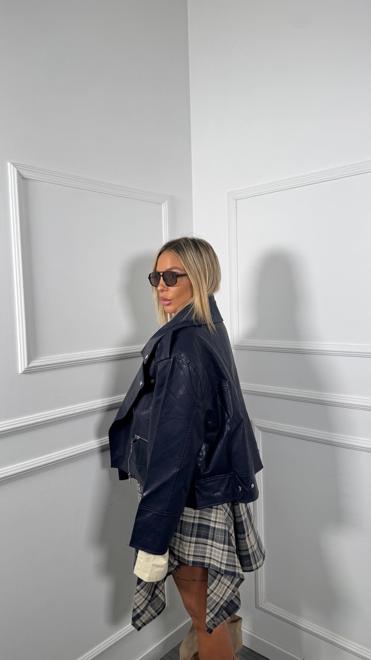 Chiodo oversize ecopelle martellata Sidney blu hm534