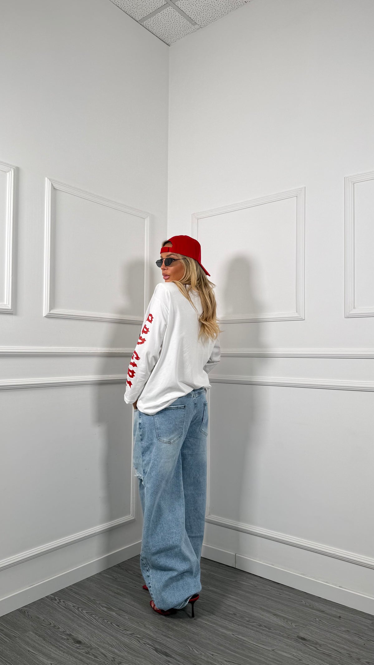 Jeans palazzo lavaggio chiaro con strappi t6102-1