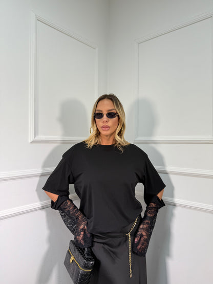 T-shirt con spalline e manicotti in pizzo nera m30382