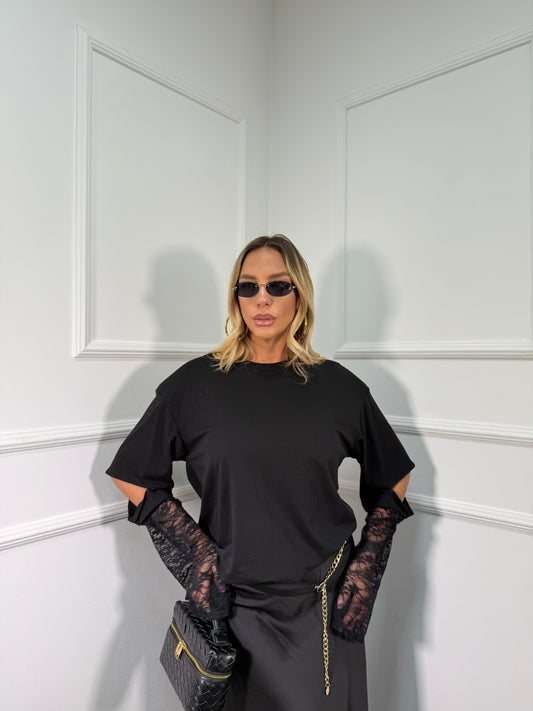 T-shirt con spalline e manicotti in pizzo nera m30382
