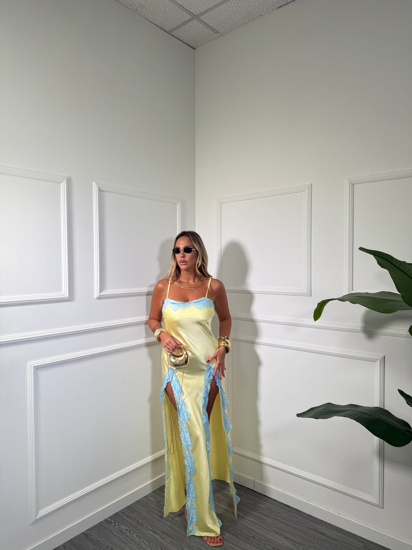 Abito lungo in satin con pizzo Conca giallo hp10238