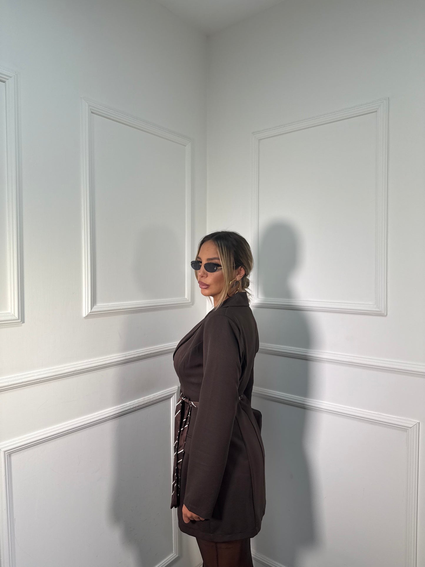 Abito giacca con spalline cioccolato 43243