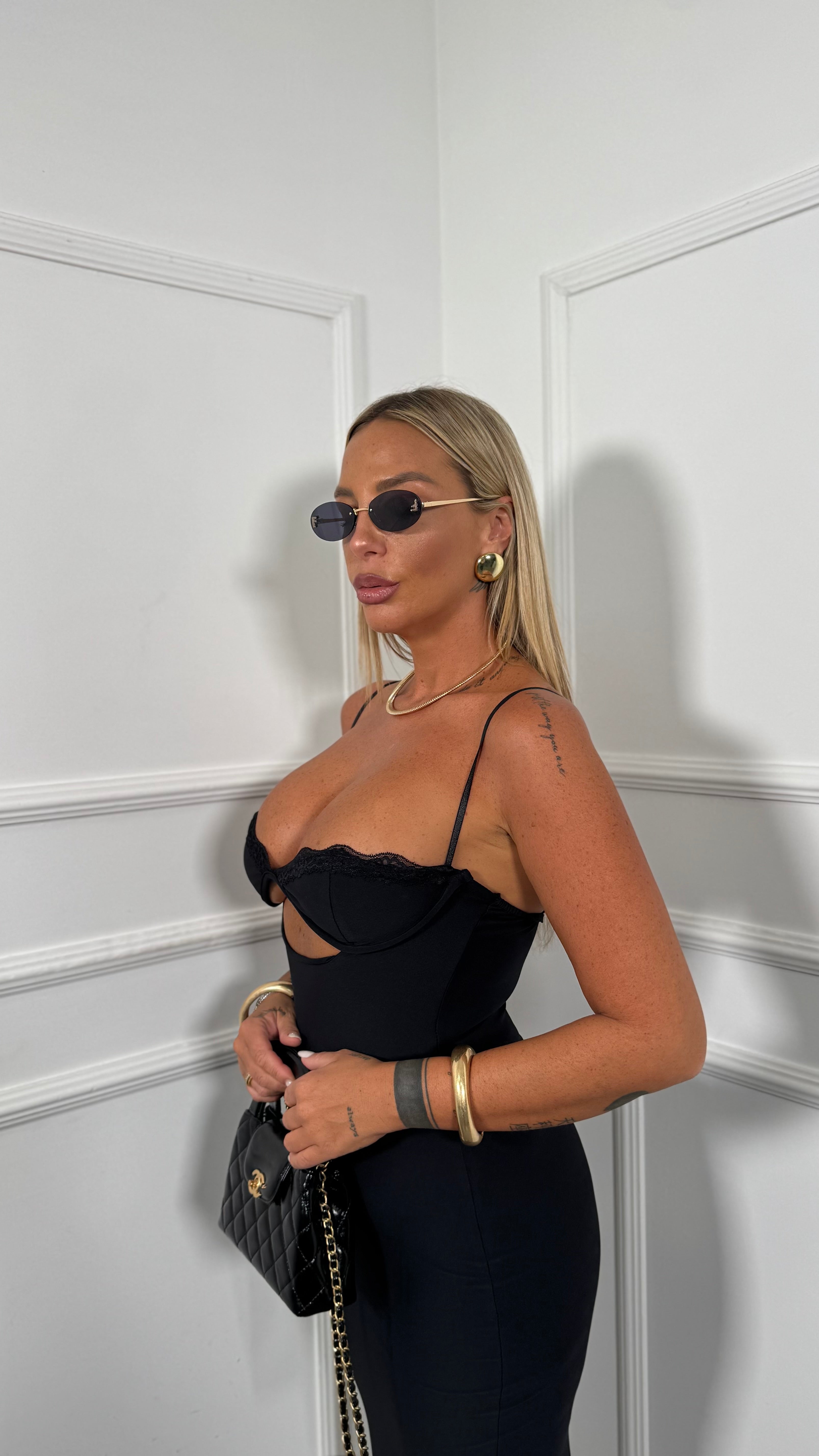 Abito midi in lycra cut out con dettaglio in pizzo Cecilia nero 16811