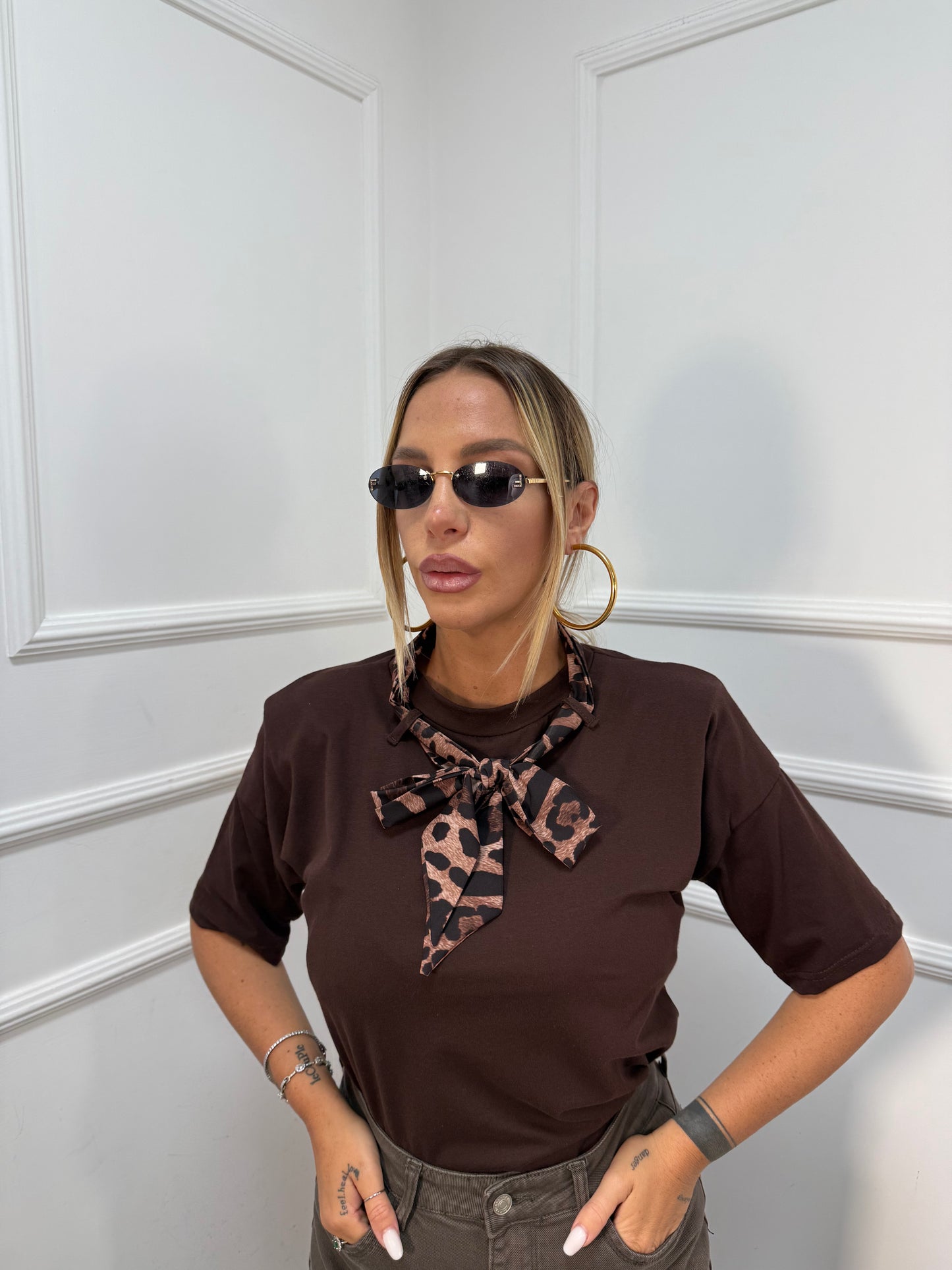 T-shirt spalline con fiocco animalier marrone 54902