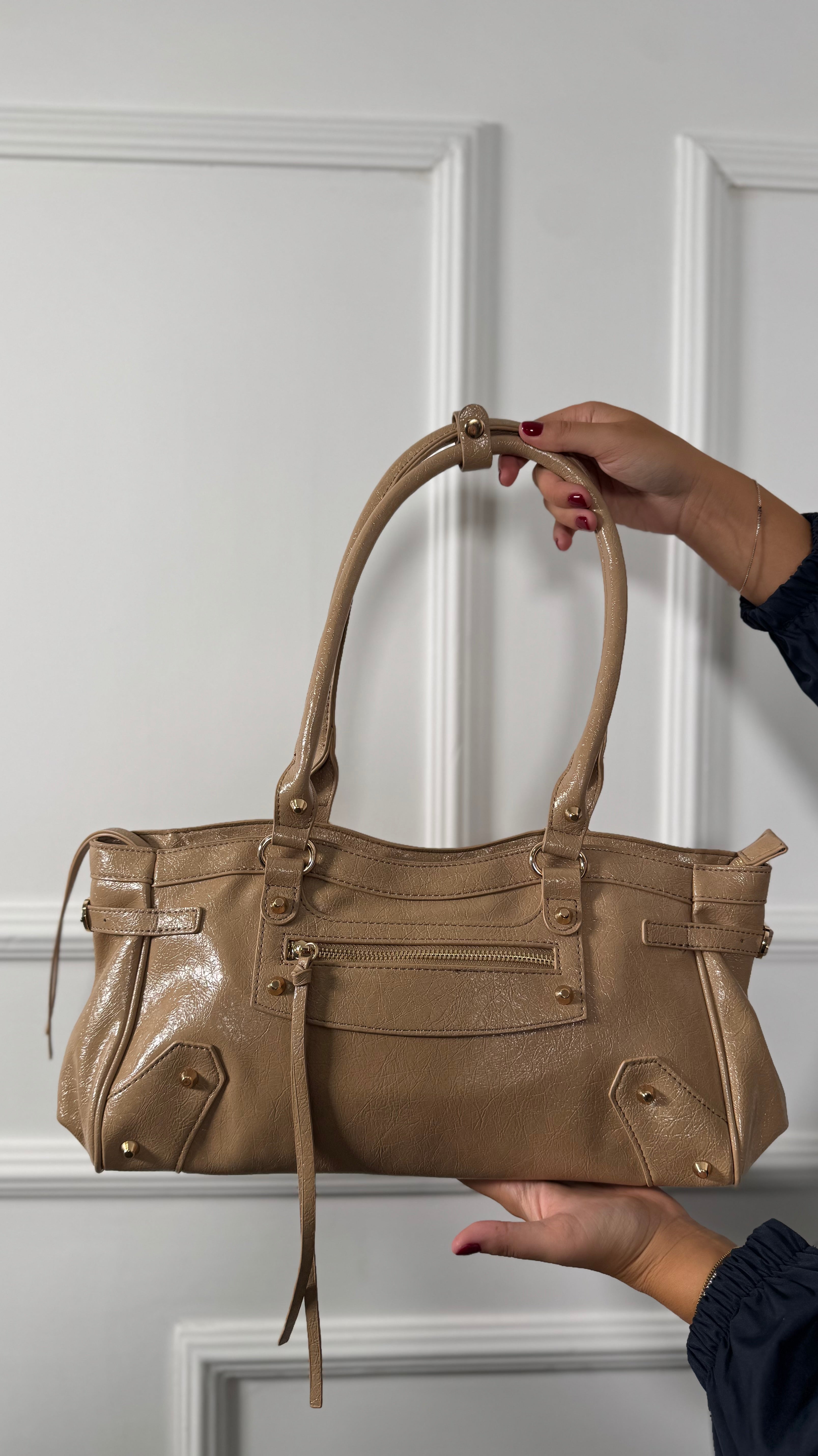 Borsa ecopelle con borchie nude