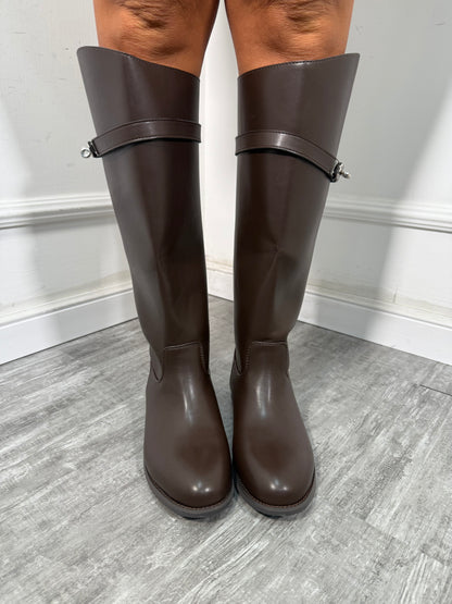 Stivali in ecopelle gambale alto con fibbia cioccolato LA026