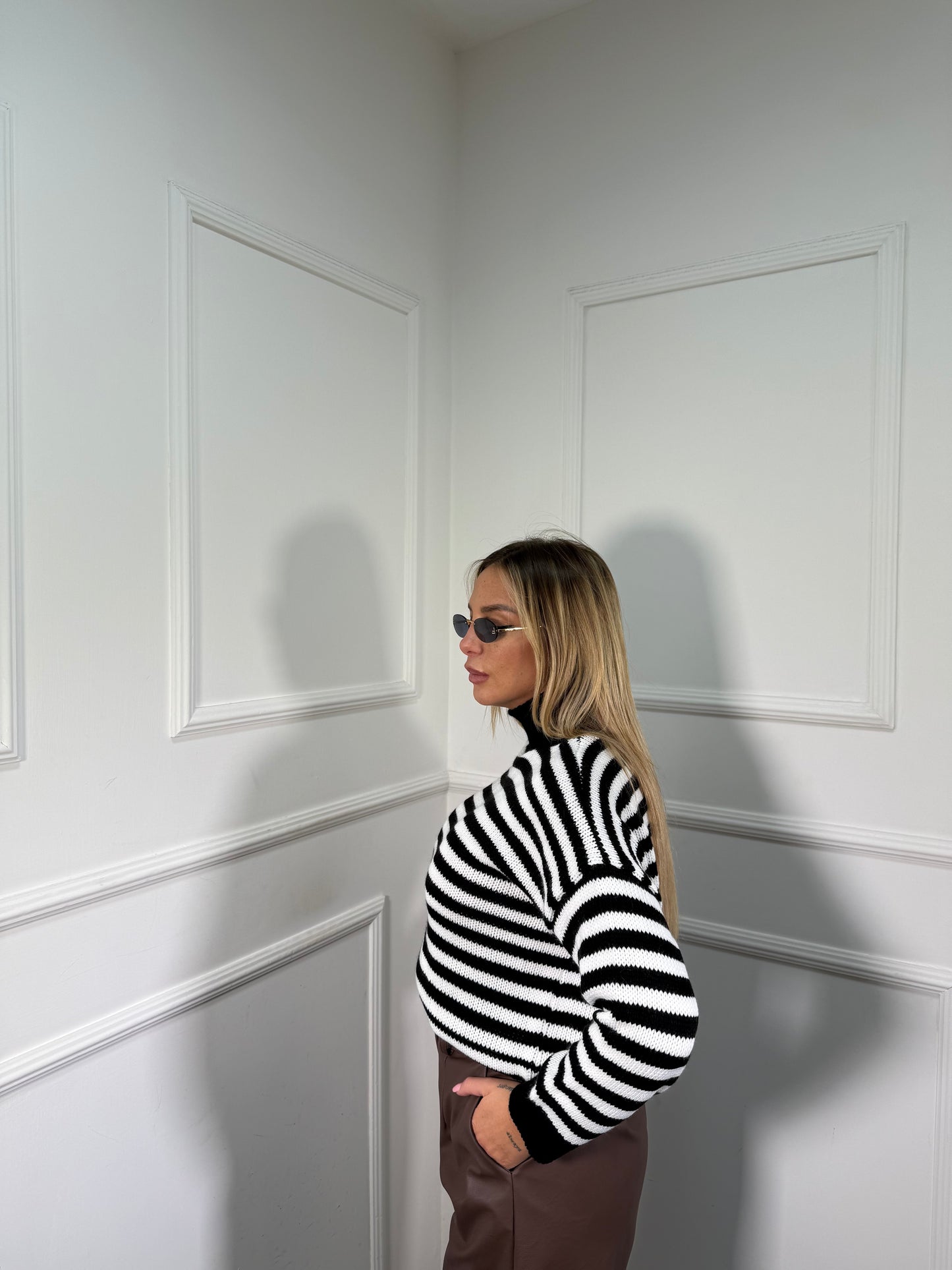 Pullover collo alto in maglia a righe nero/bianco 025842