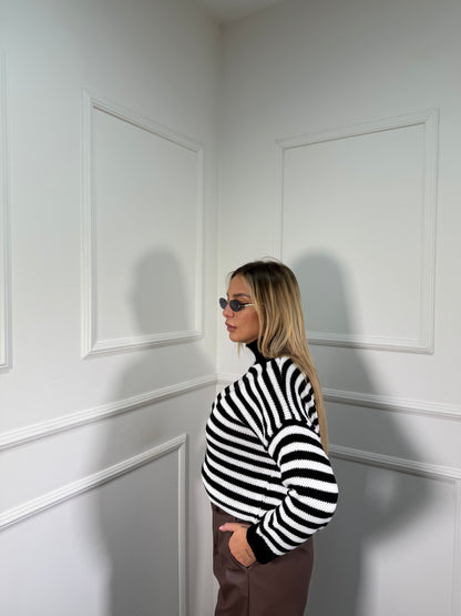 Pullover collo alto in maglia a righe nero/bianco 025842