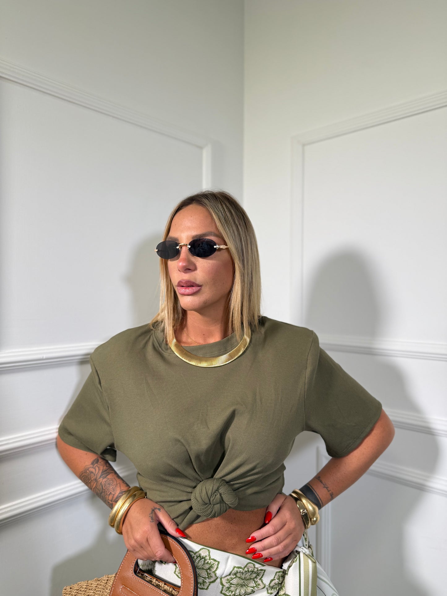 T-shirt crop con nodo e spalline verde militare h25004