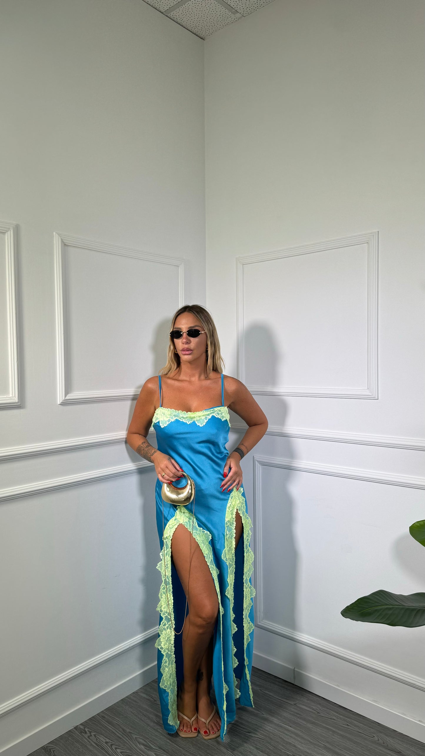 Abito lungo in satin con pizzo Conca turchese hp10238