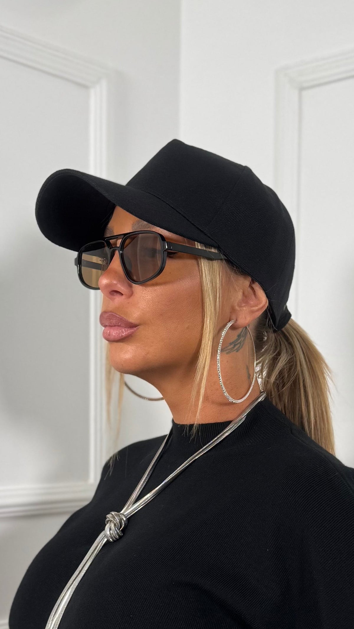 Cappello con visiera nero
