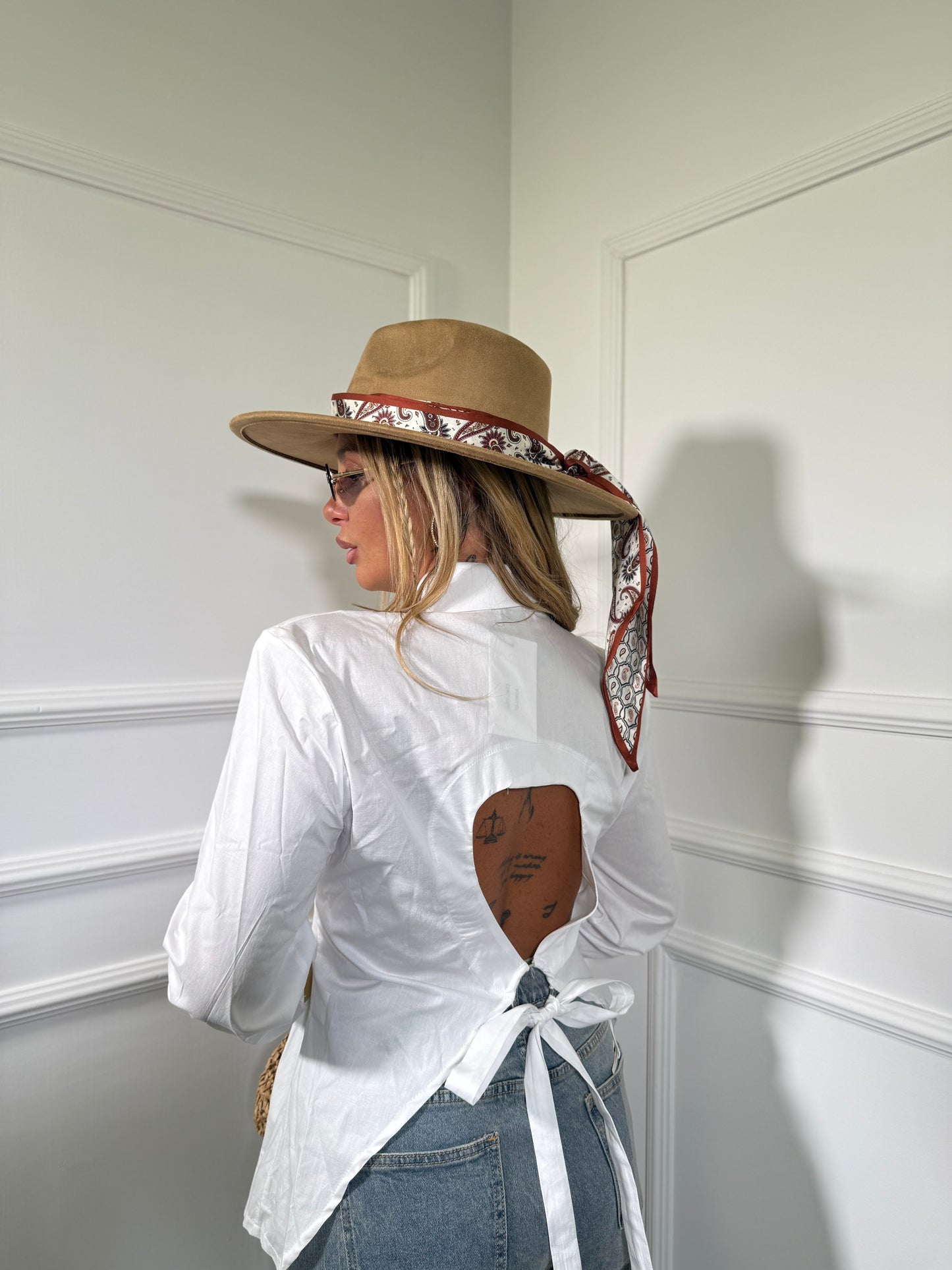 Camicia con spalline strutturata con scollo a cuore sul retro bianca 2633
