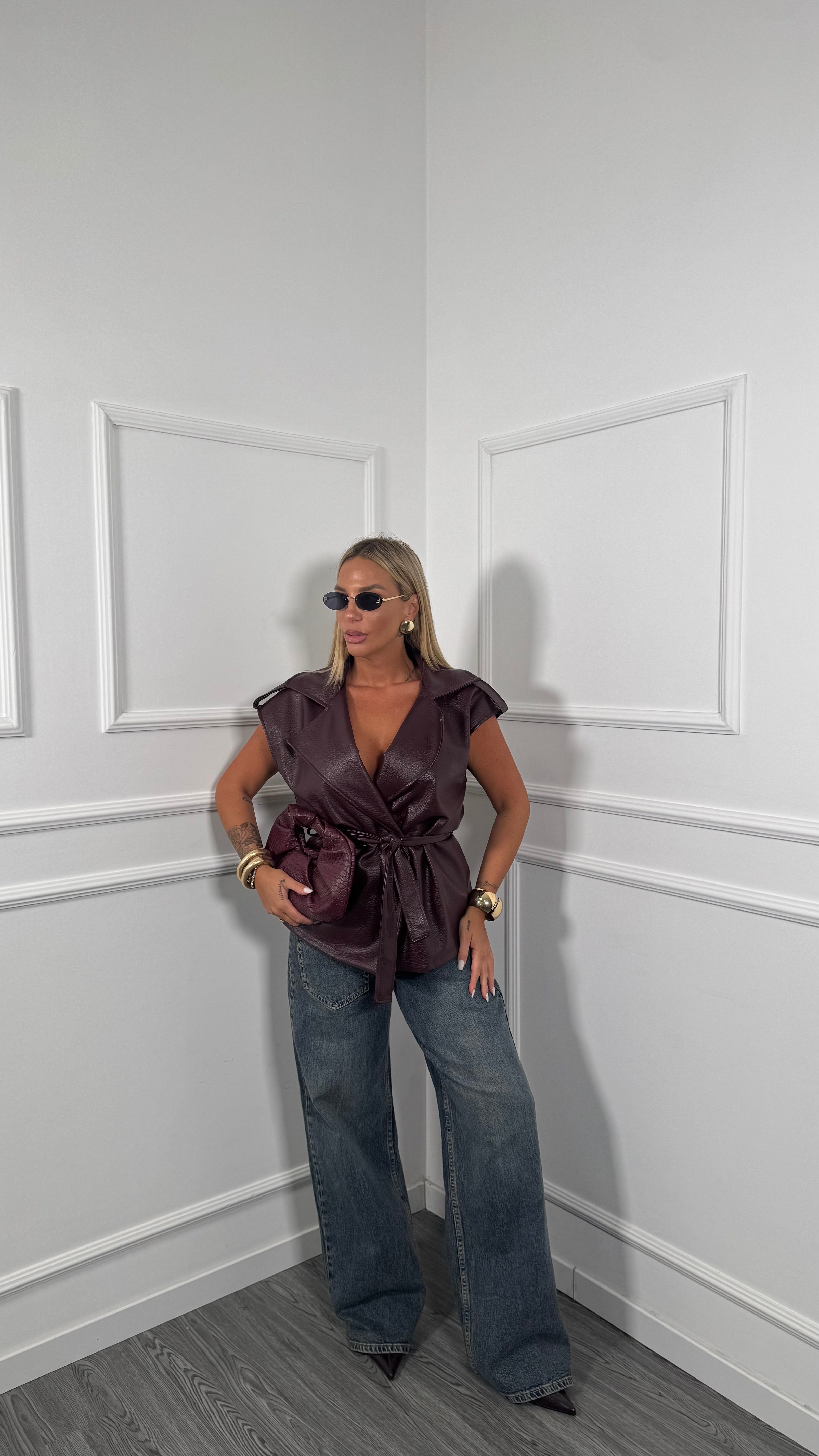 Gilet ecopelle con fusciacca in vita vinaccia 003525