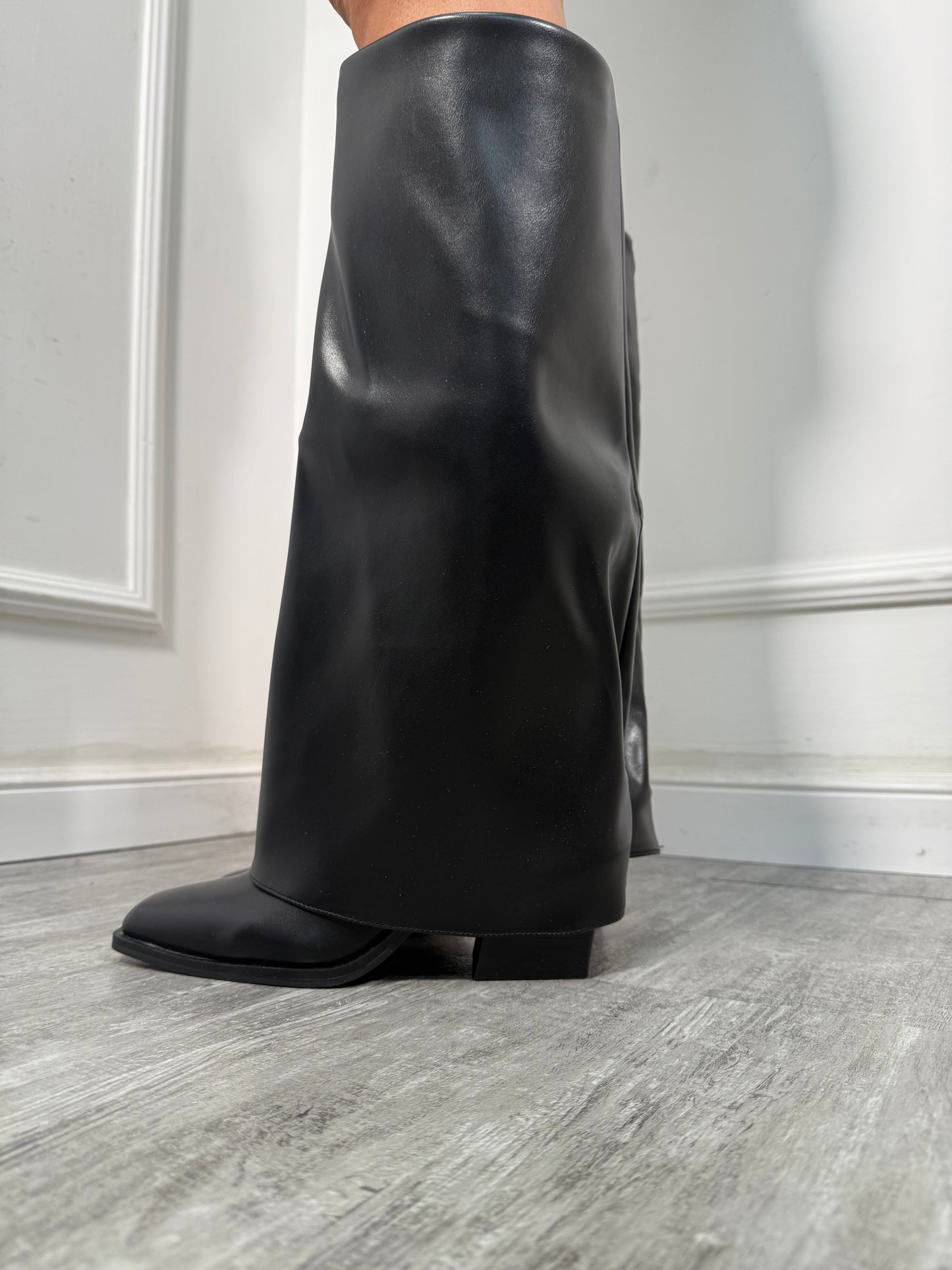 Stivali ecopelle con punta quadrata LA011