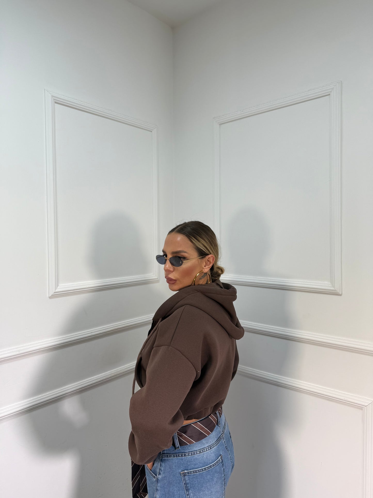 Felpa crop in pile con cappuccio Essential marrone 43763