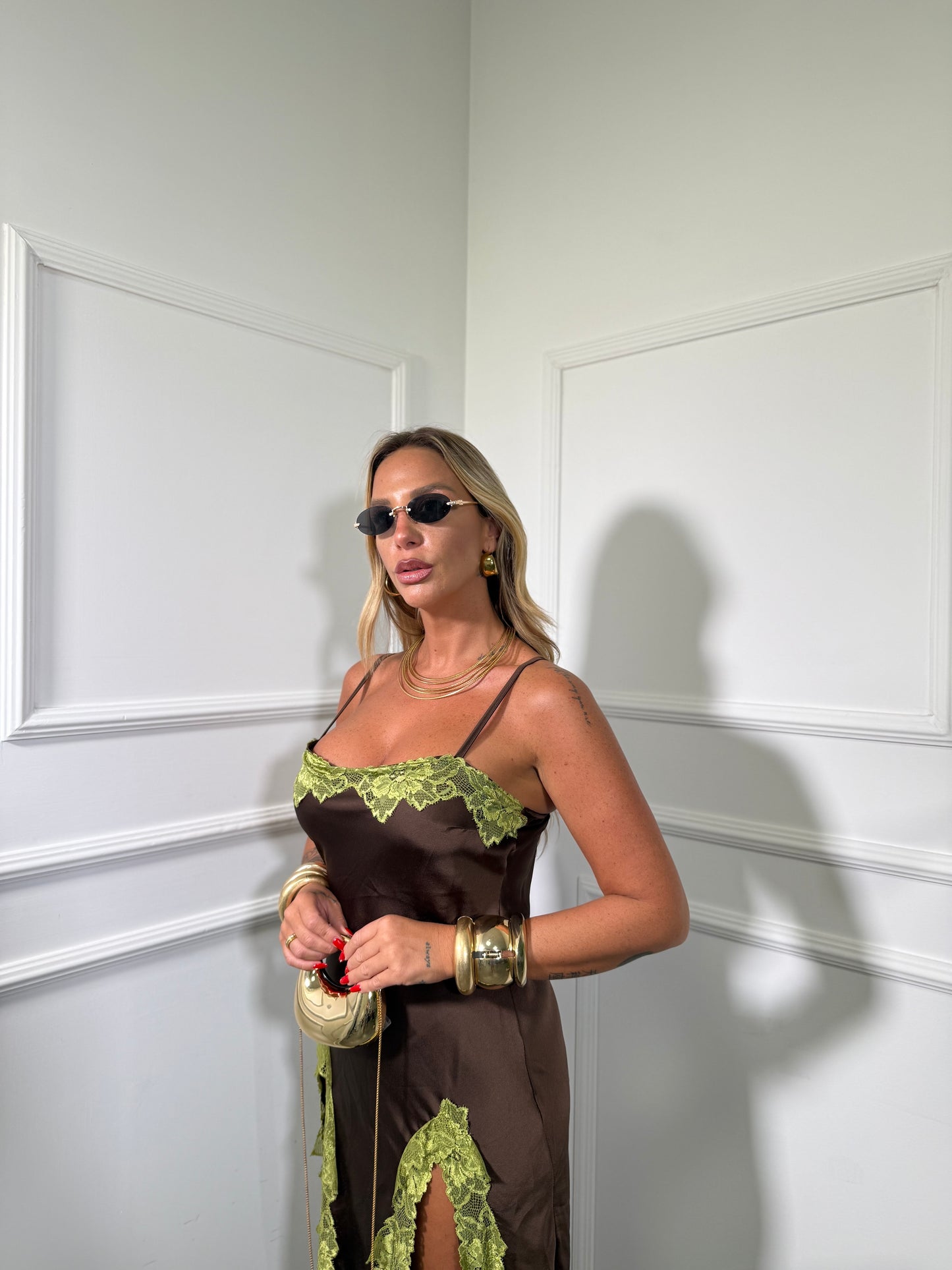 Abito lungo in satin con pizzo Conca cioccolato hp10238