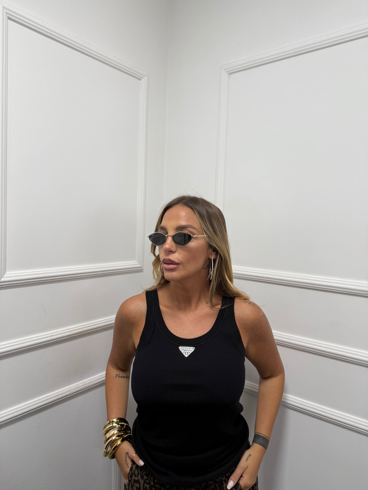 Canotta a costine con targhetta nera