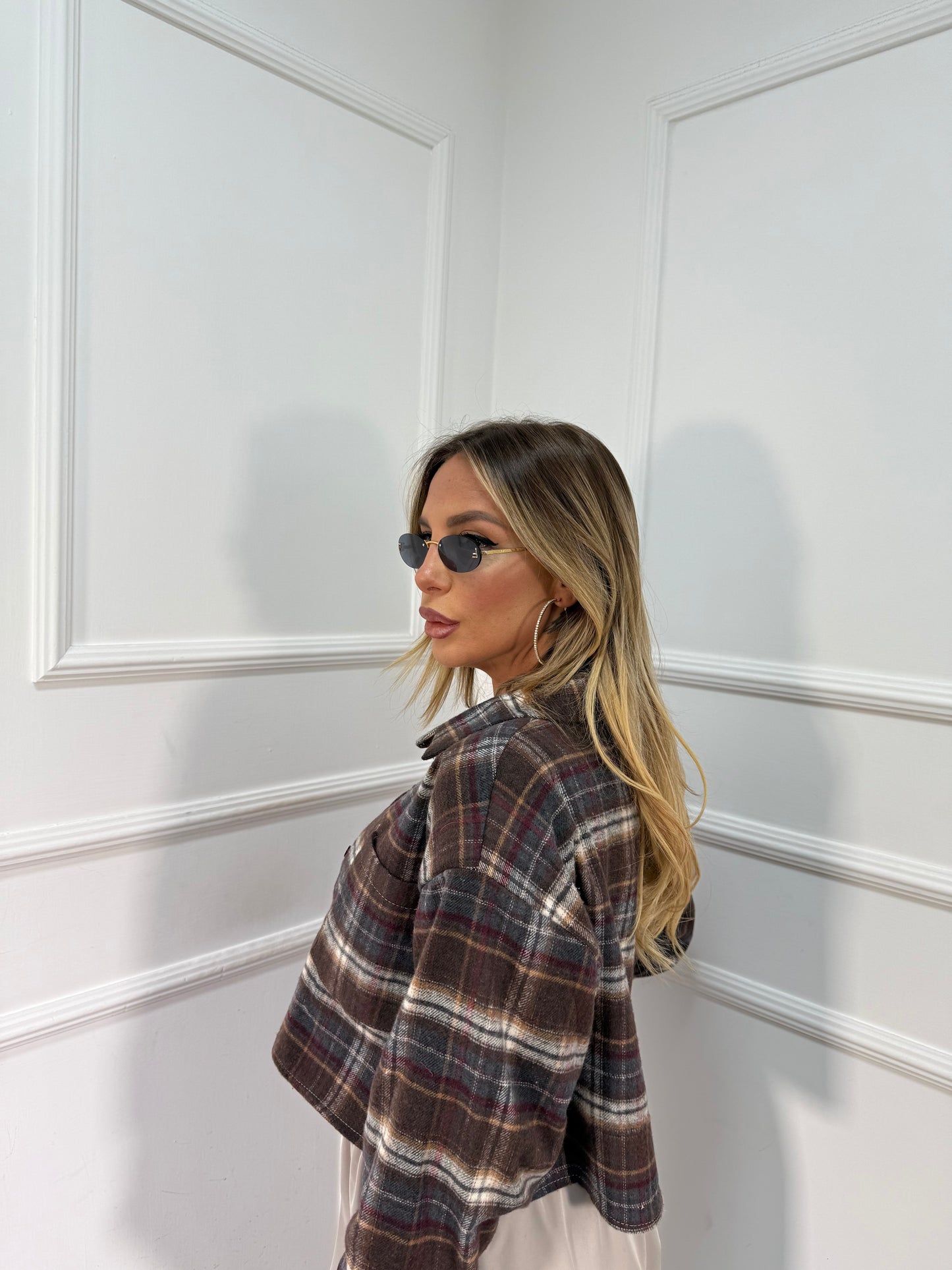 Camicia crop in flanella con spalline Hope cioccolato/grigia 25735